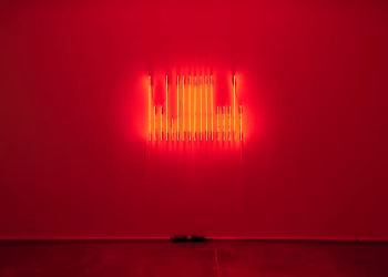 Cinnet, 2025, 17 adet 10 mm’lik cam tüp, neon gazı, kablo, transformatör. 106x75x5,5 cm.