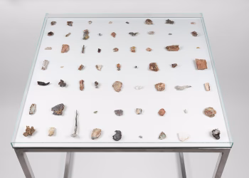 Ferhat Tunç, Direnç, 2025, Yanmayı reddeden parçalar (ahşap, metal, taş, naylon, kumaş vb.), 77x77x100 cm.