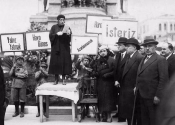 1917-1928 dönemi Feyziye Mektebi Müdiresi Nakıyye Elgün Hanım Taksim Meydanı’nda çocuk hakları üzerine konuşma yaparken, 1930’lu yıllar.