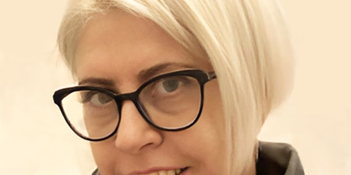 Küratör Başak Şenova.