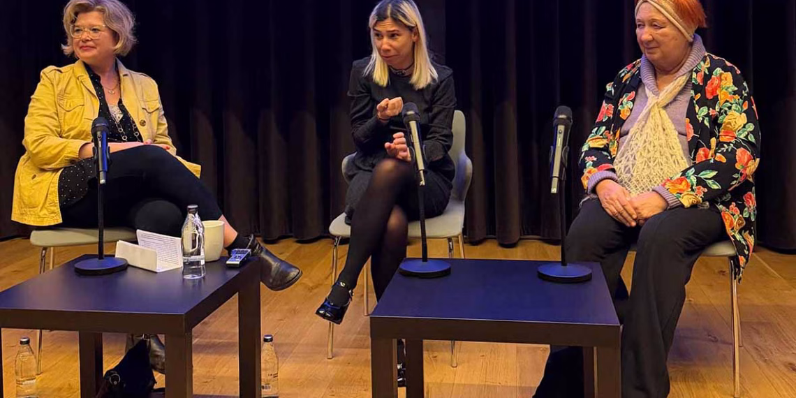 Soldan sağa: Güneş Terkol, Amira Amira Akbıyıkoğlu, Elmira Terkol.