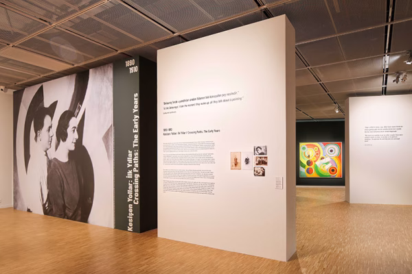 Lucien Arkas Sanat Merkezi, “Sonia & Robert Delaunay: Modern Rengin İcadı” Sergisinden Görünüm.