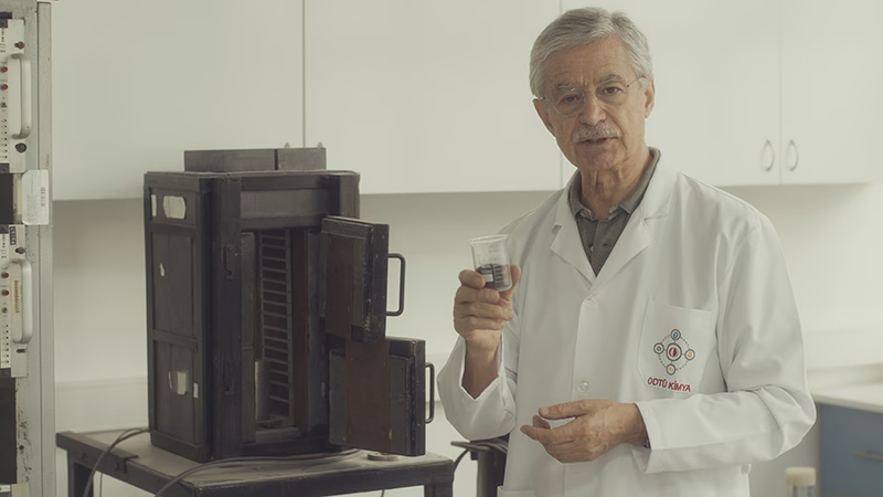 Bilimsellik Kisvesi Altında (2026) belgeselinden bir kare, Onur Gökmen’in izniyle.