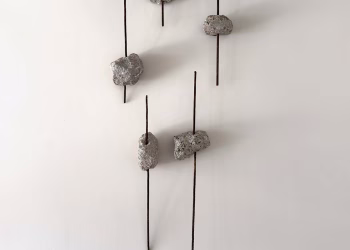 Serkan Demir, Nervürlü Adam, 2026, inşaat molozu, demir, 130x62x13 cm.