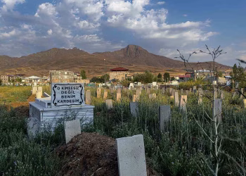 Doğukan Tatar, Yeni Mahalle Mezarlığı, Van – 2024, Parlak Fotoğraf Kağıdı Üzerine Dijital Baskı.