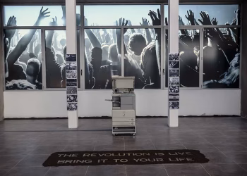 The Revolution Is Live, 2025, Bronz Metin, C-print, Pleksi, DiBond, 70x200 cm.