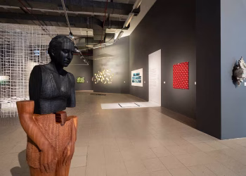 Ozan Dursun, Kontrast, 2026, ahşap, 180x46x33 cm.