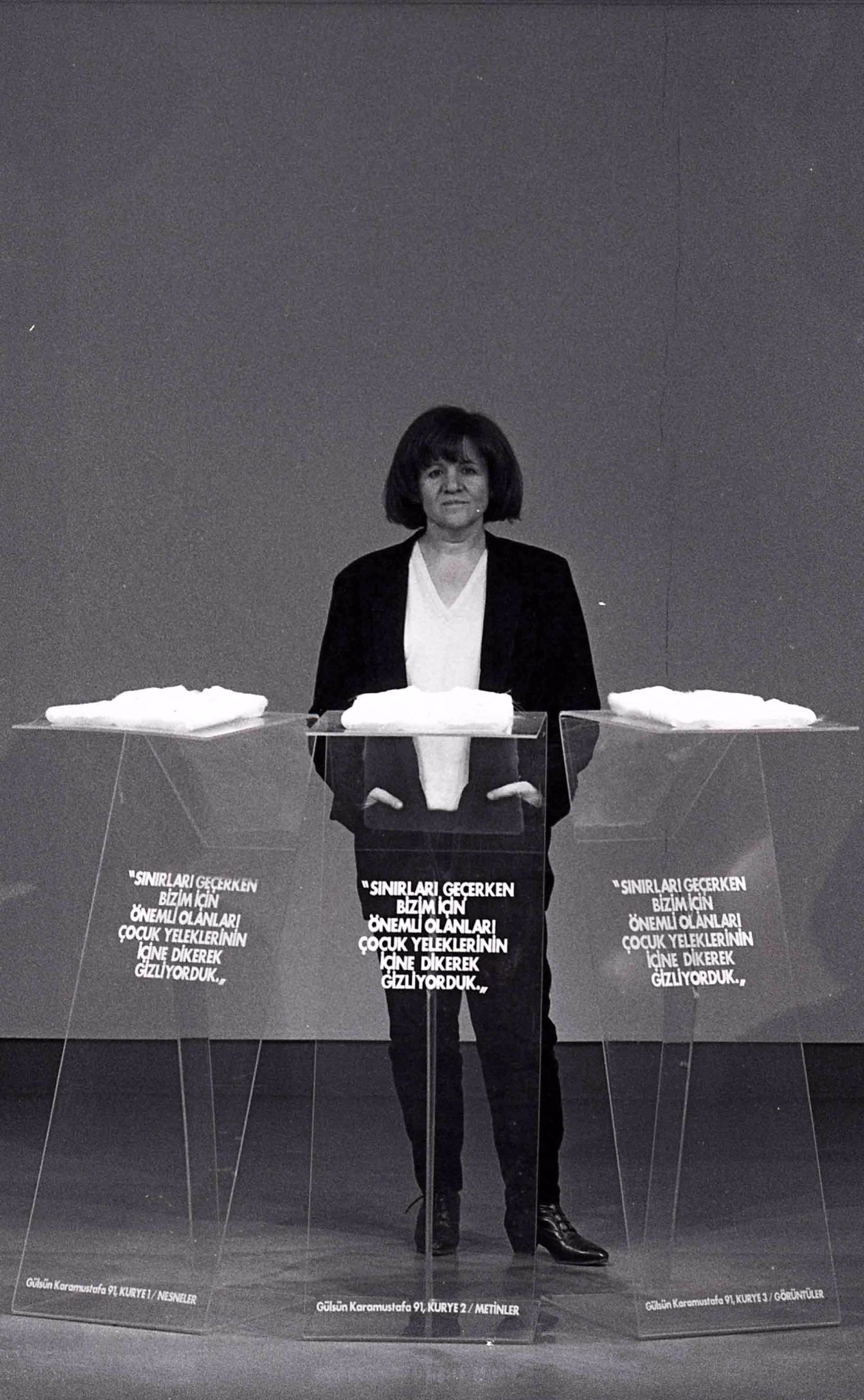 Gulsun Karamustafa, 1991, Kuryeler işi ile birlikte, Anı Bellek 1, Taksim Sanat Galerisi, Sanatçının ve BüroSarıgedik’in izniyle, Salt Araştırma Gülsün Karamustafa Arşivi.
